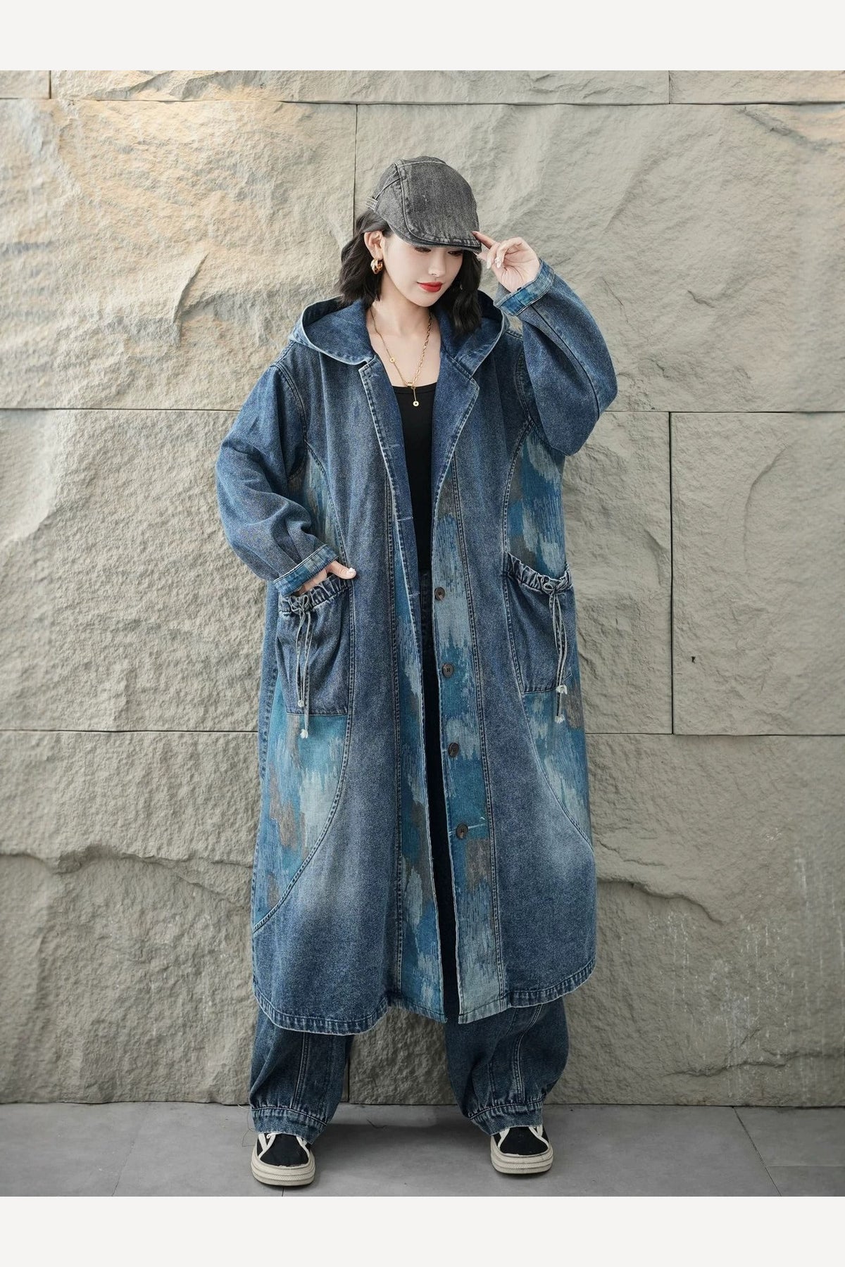 Manteau long vu de trois quarts gauche, poche plaquée à rabat froncé et cordon visible