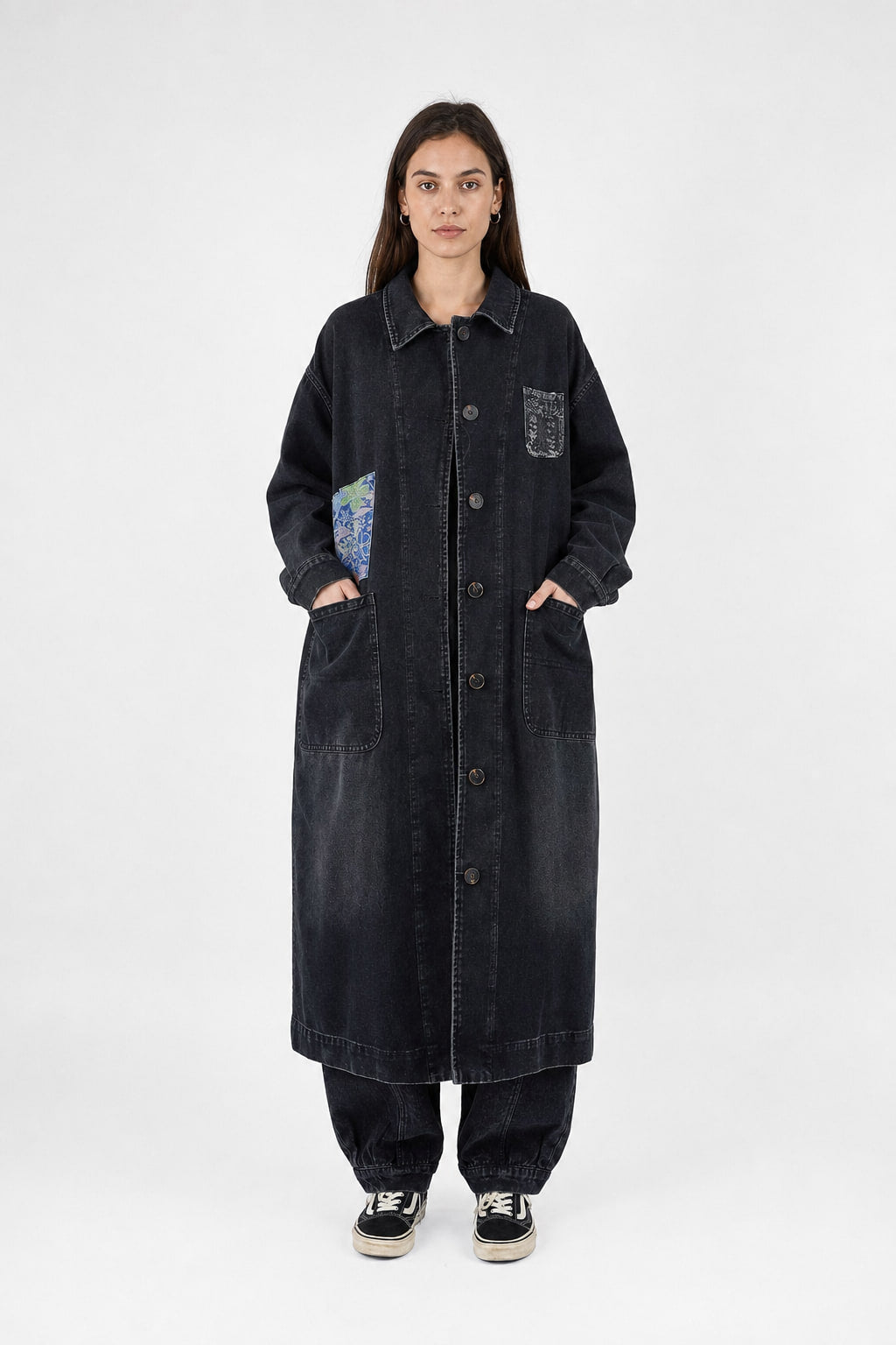 Manteau long en denim délavé noir porté de face, boutonné sur toute la hauteur