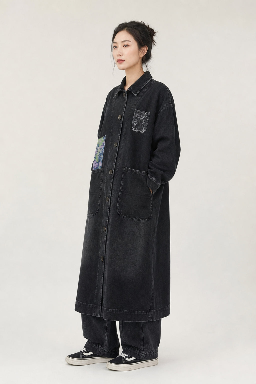 Manteau denim noir vu de trois-quarts droite, épaules tombantes et col à revers