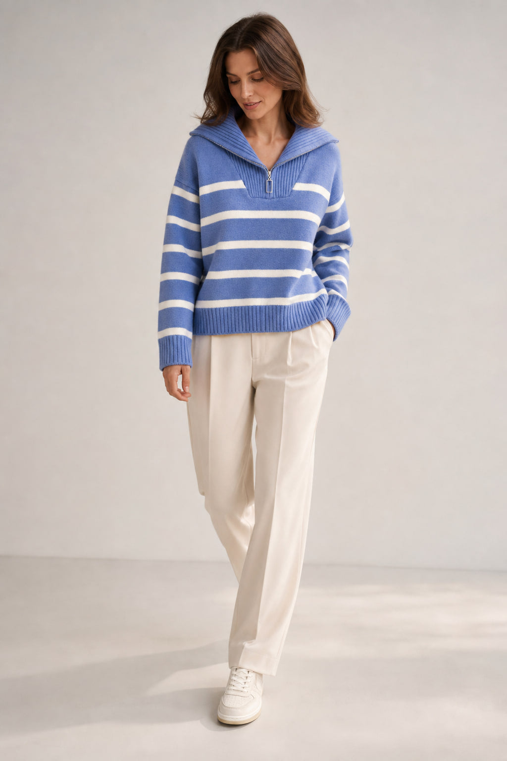 Pull rayé col zippé en mouvement, tombé de la maille souple