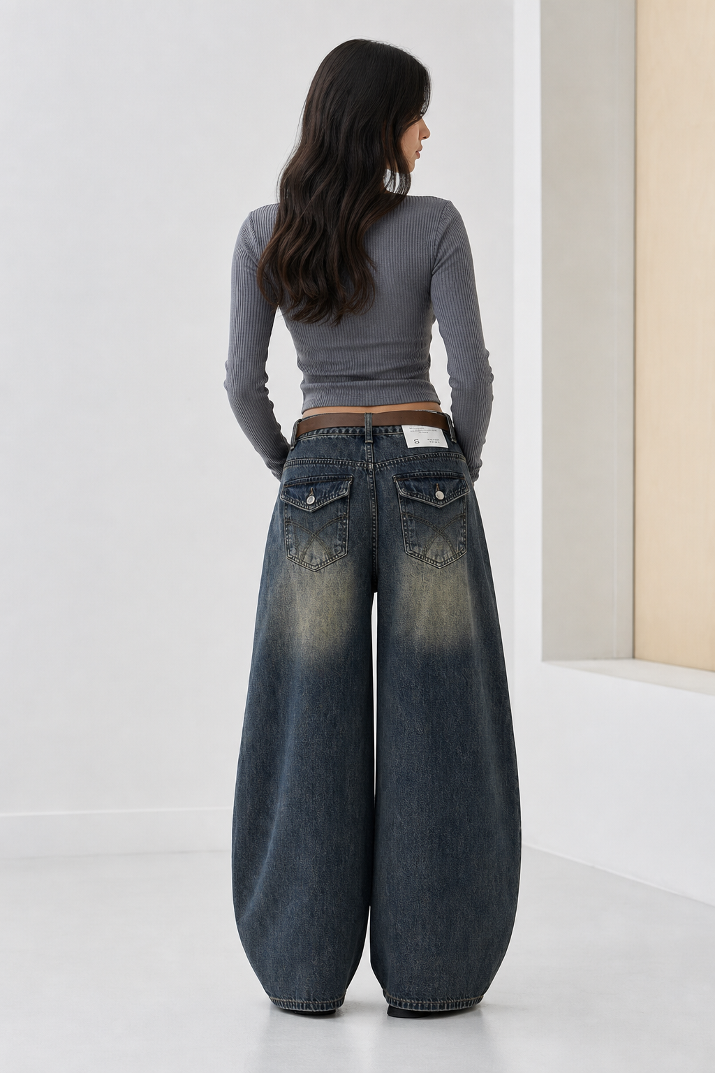 Jean barrel taille haute délavé gris ciment avec la ceinture.