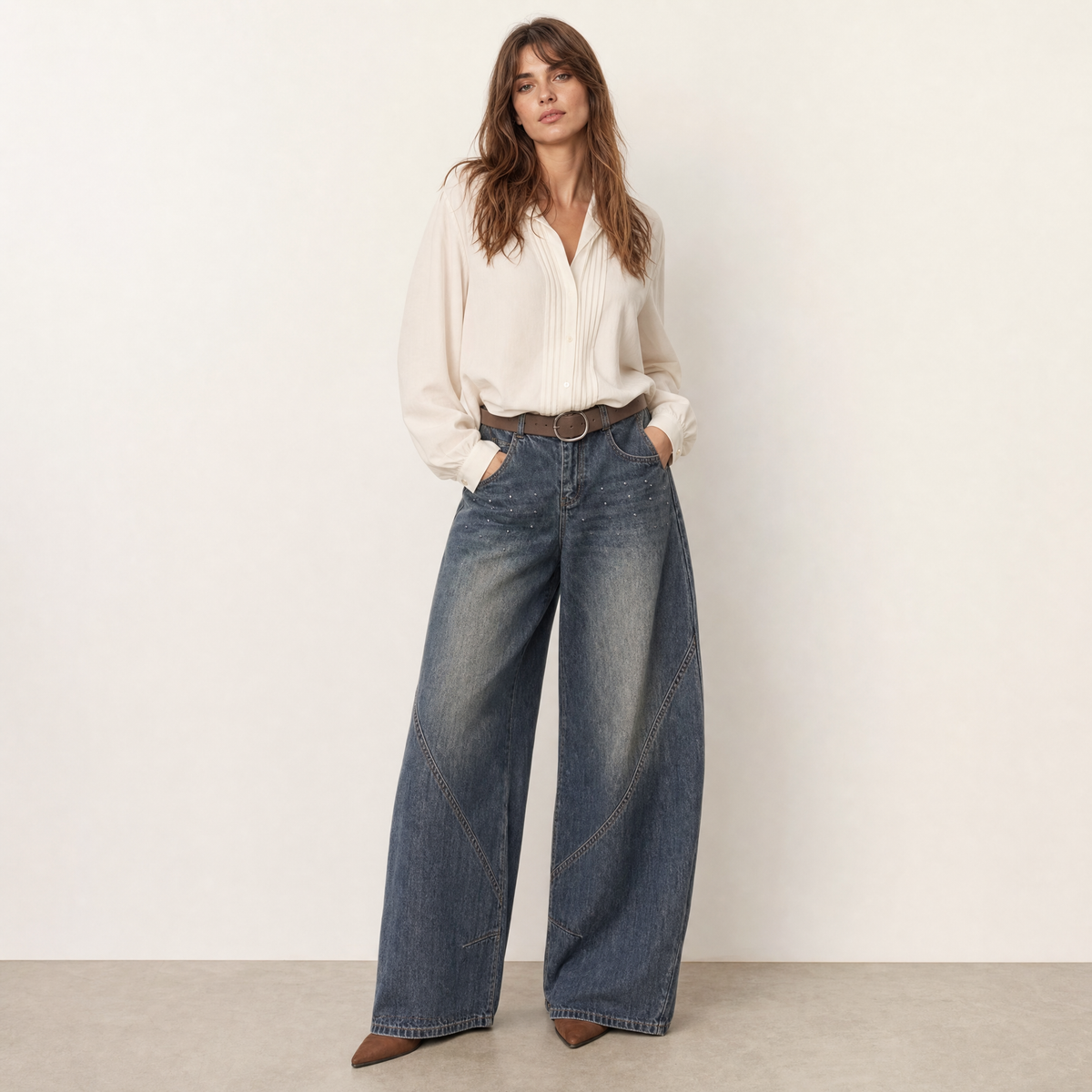 Jean barrel taille haute délavé gris ciment avec la ceinture.
