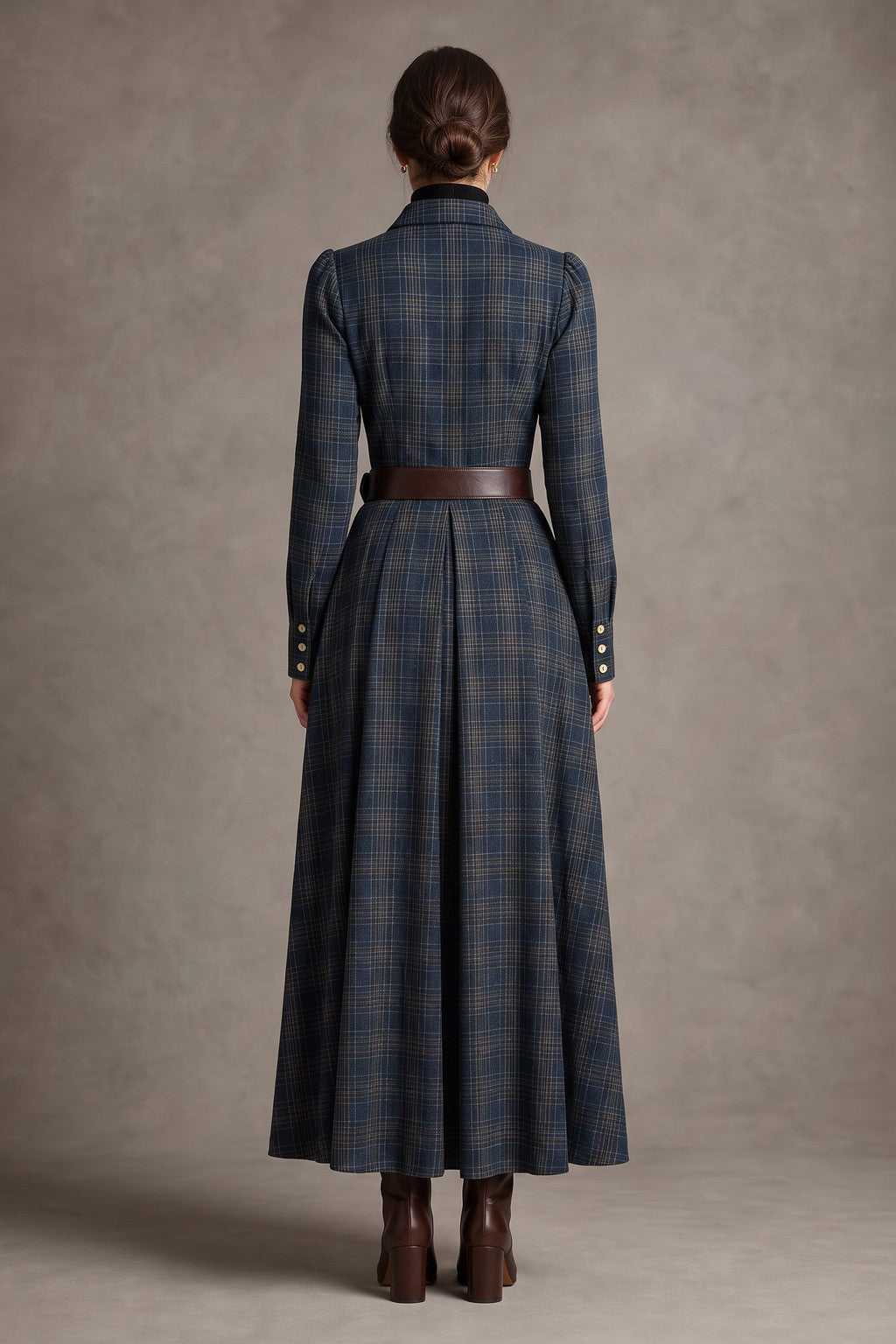 Dos de la robe chemise à carreaux bleus, pli creux sous la ceinture et poignets boutonnés