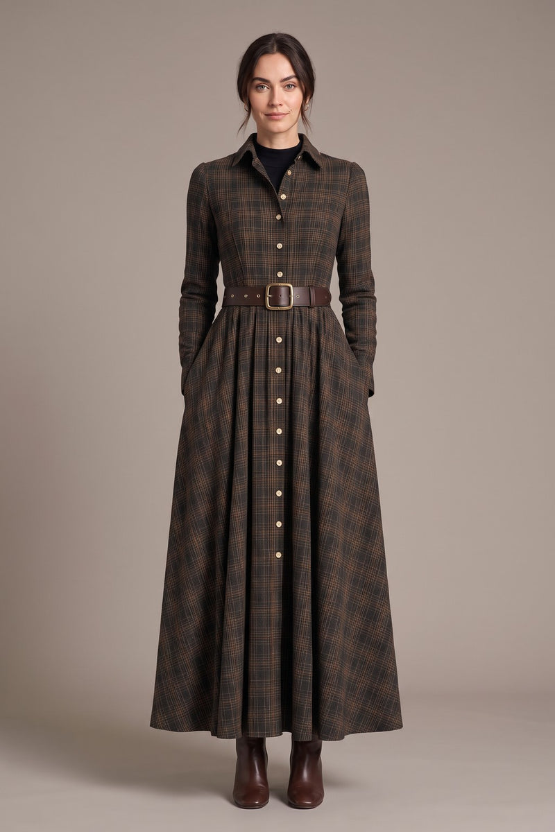 Robe chemise longue à carreaux bleu marine portée de face, ceinture en cuir brun à œillets, ourlet droit
