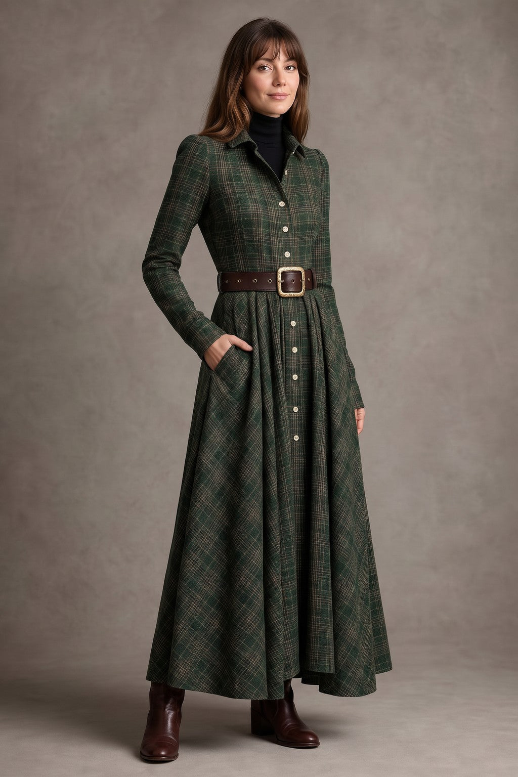 Robe chemise longue à carreaux verts portée de face, main dans la poche latérale