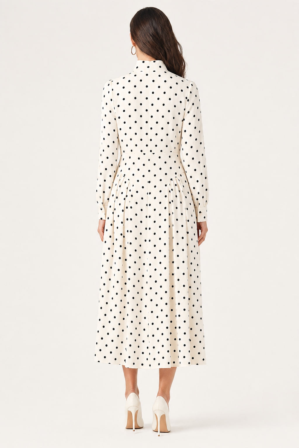 Dos uni de la robe chemise midi à pois, sans fermeture apparente