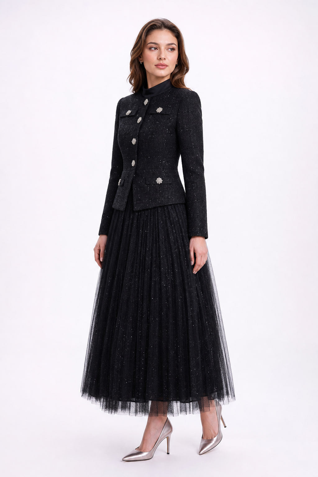 Robe vue de trois-quarts gauche, basque échancrée sur la jupe en tulle plissé