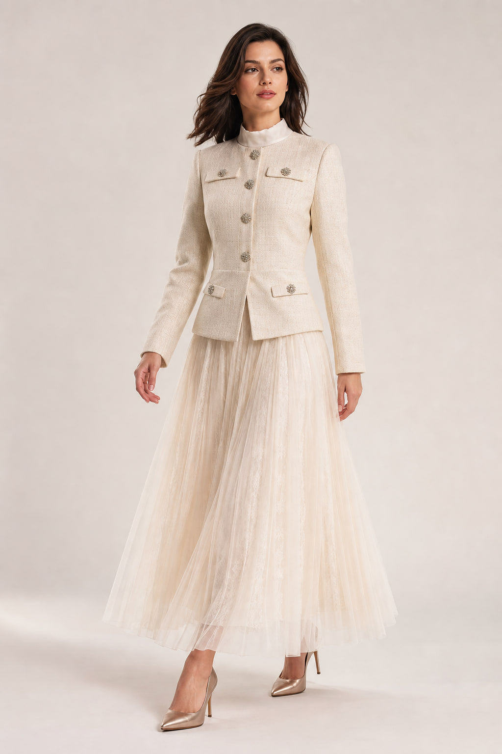 Robe longue portée en mouvement, volume de la jupe en tulle jusqu'à la cheville