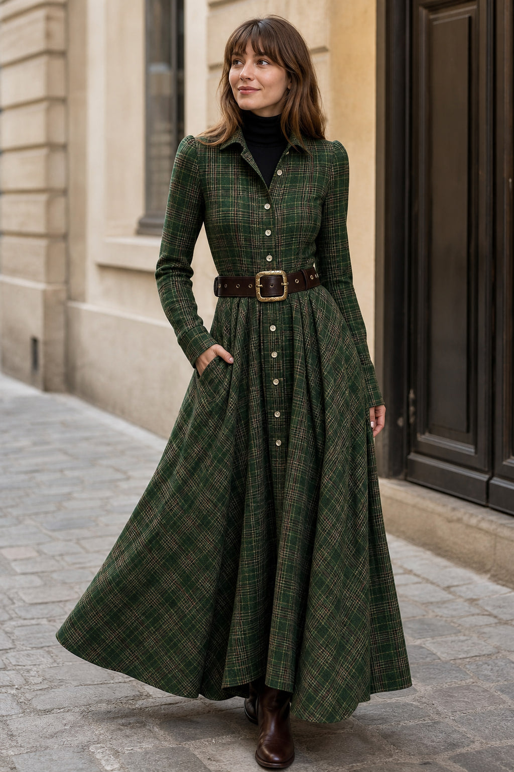 Robe chemise longue à carreaux verts portée en situation, dans la rue avec des bottines