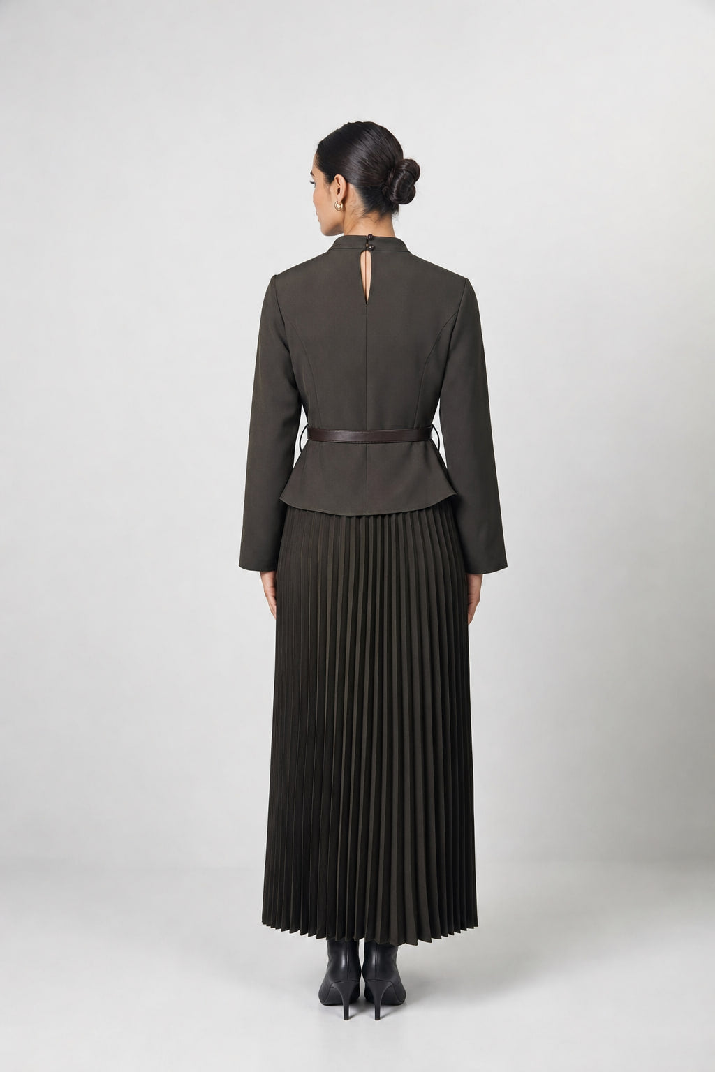 Dos de la robe midi plissée, découpes princesse sur le buste et fermeture à l'encolure