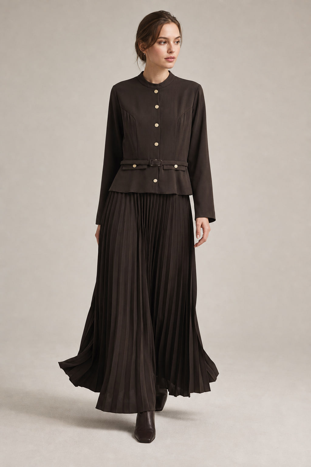 Robe midi en mouvement, jupe plissée soleil qui s'ouvre à la marche