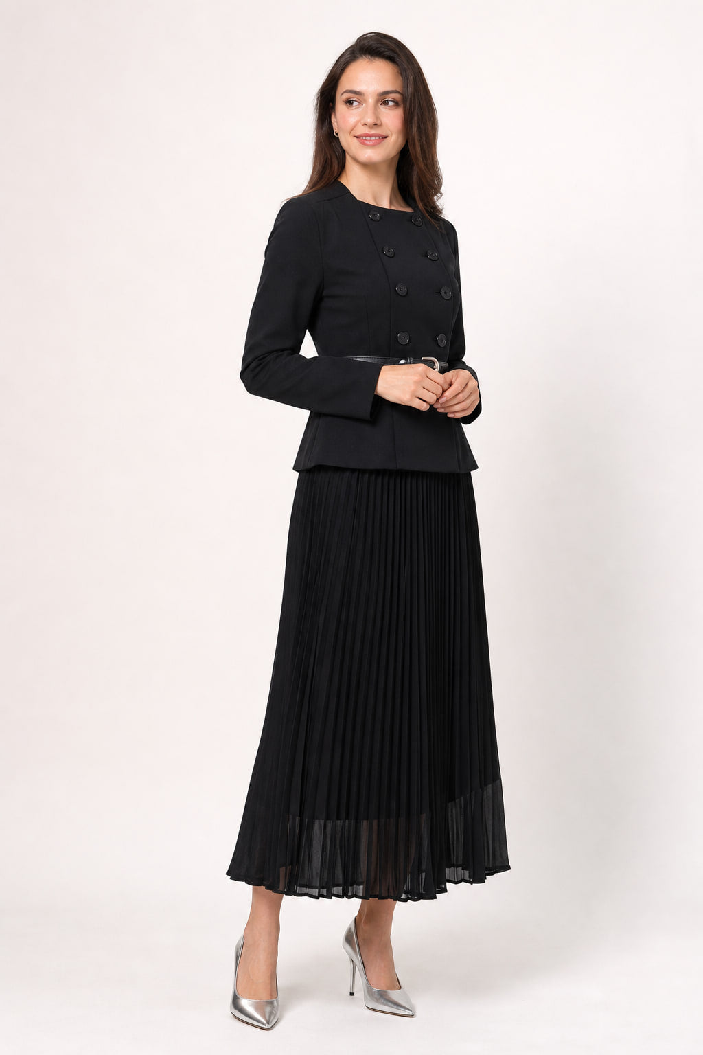 Robe noire vue de trois quarts droite, basque évasée sur les hanches