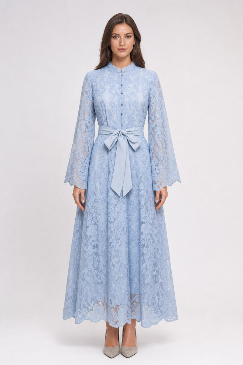 Robe longue en tulle brodé col officier vue de face, ceinture satin nouée à la taille