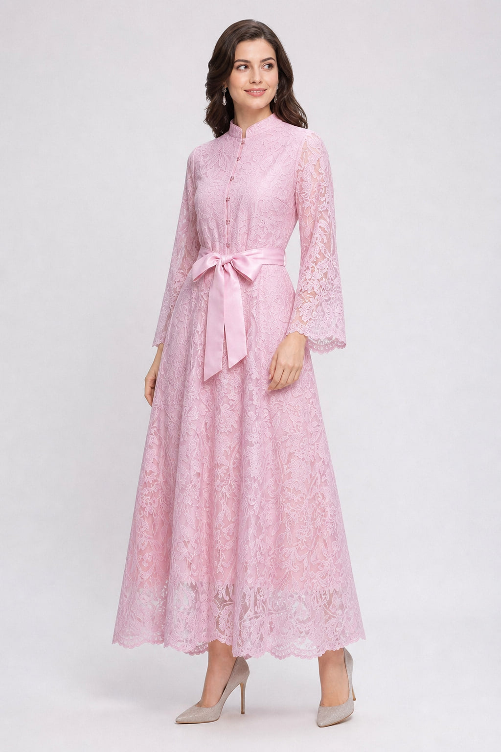 Robe longue brodée vue de trois-quarts droite, jupe ligne A évasée