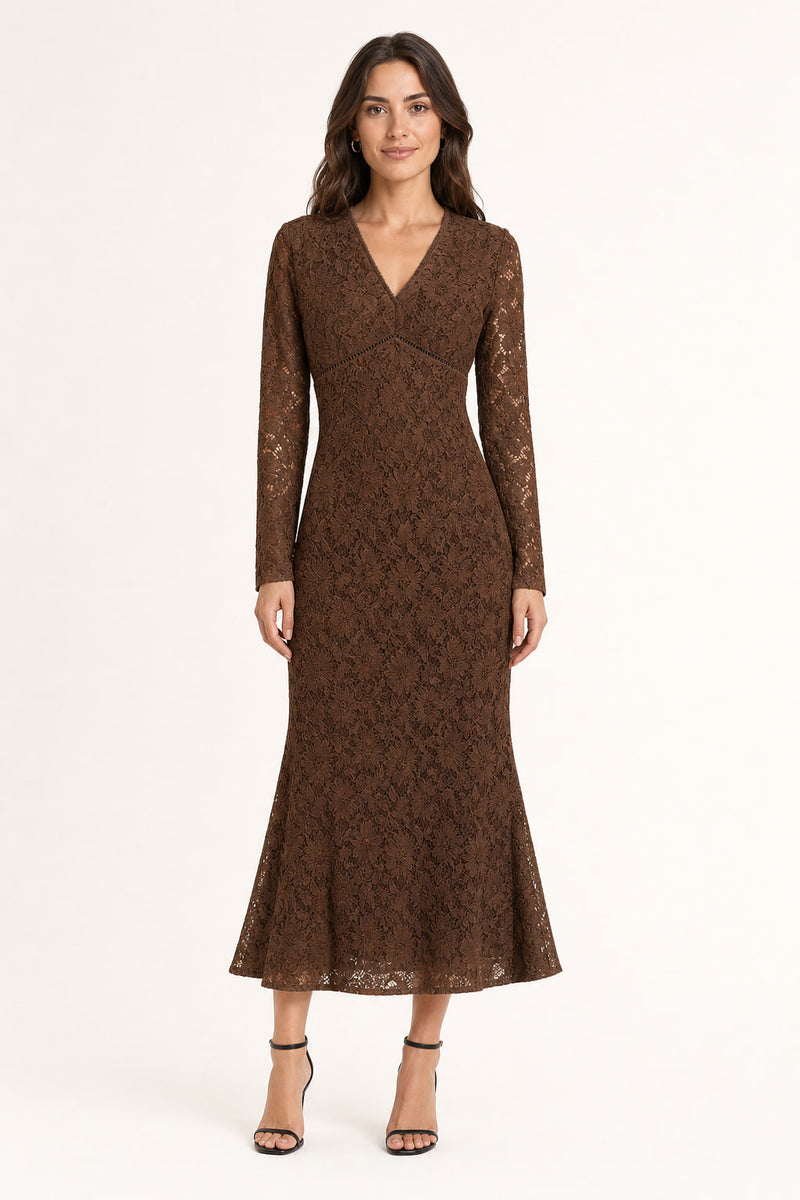 Robe longue en dentelle florale col V vue de face, taille marquée et base évasée