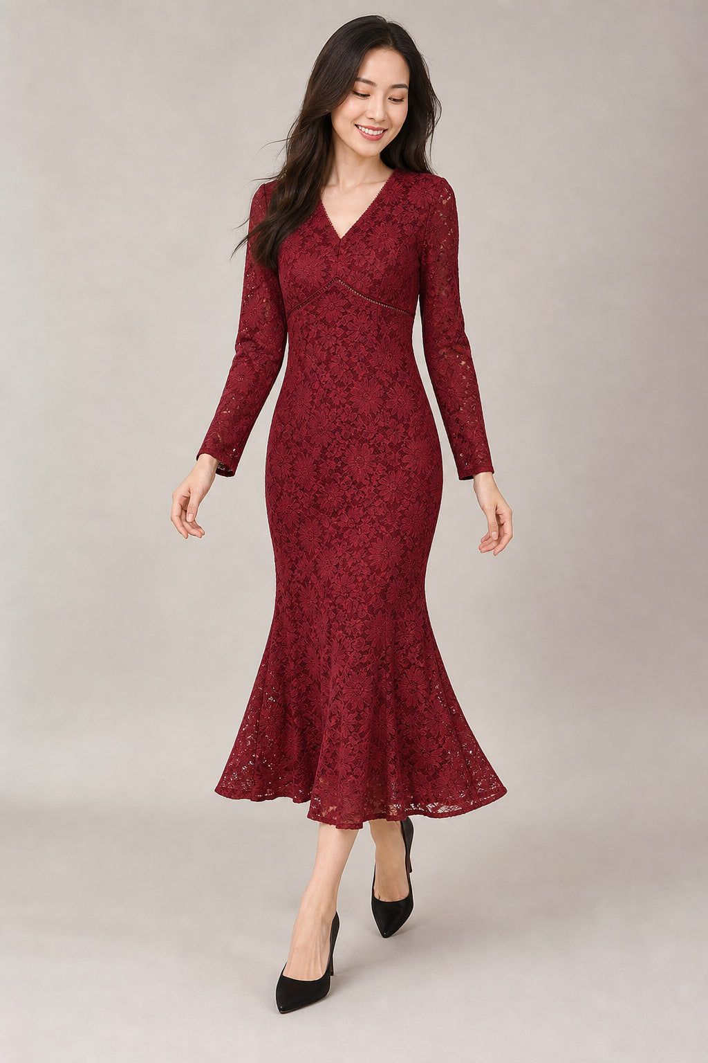 Robe longue en dentelle en mouvement, la corolle du bas s'ouvre à la marche