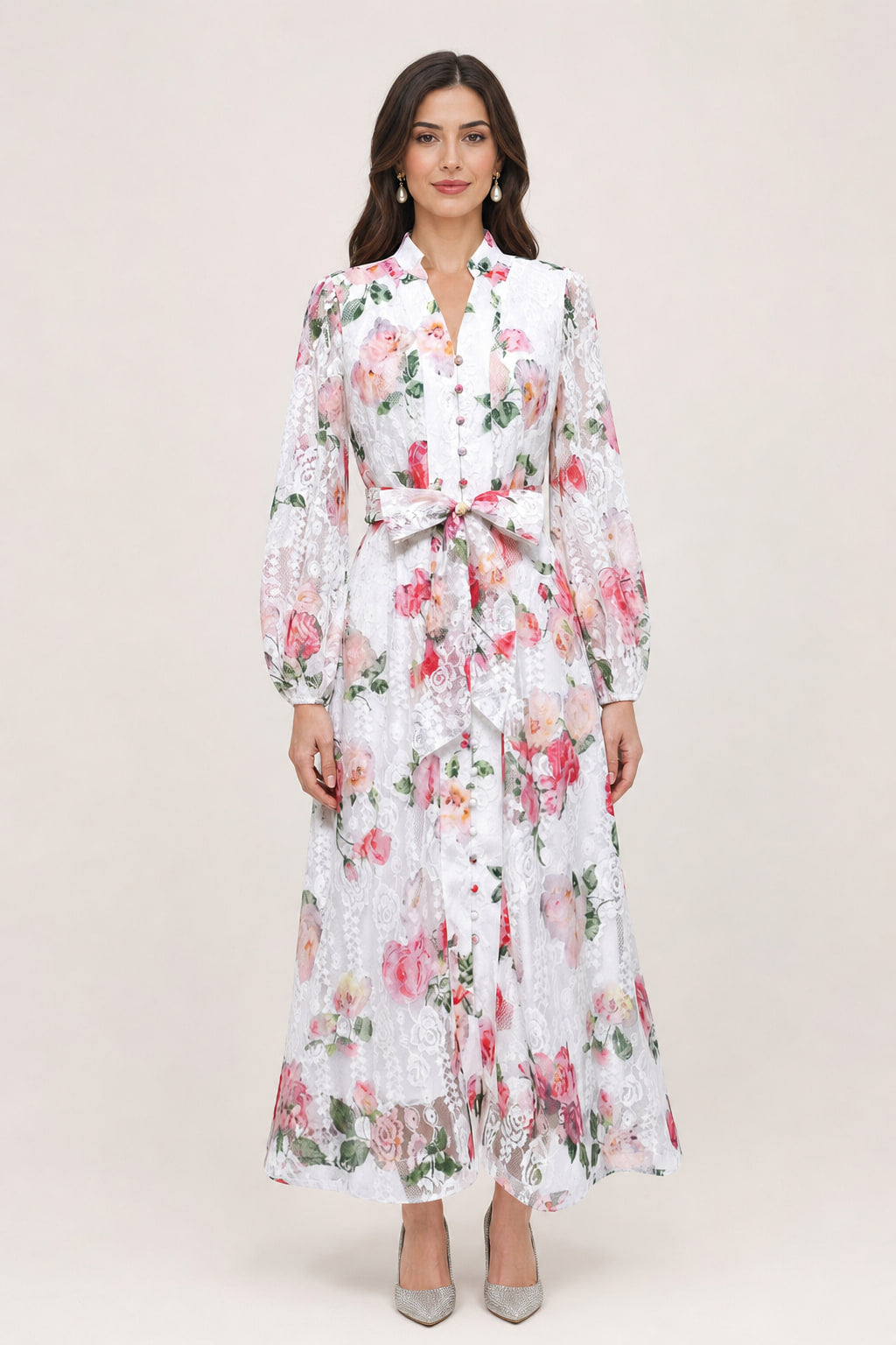 Robe longue en dentelle brodée à fleurs vue de face, col V et ceinture nouée à la taille