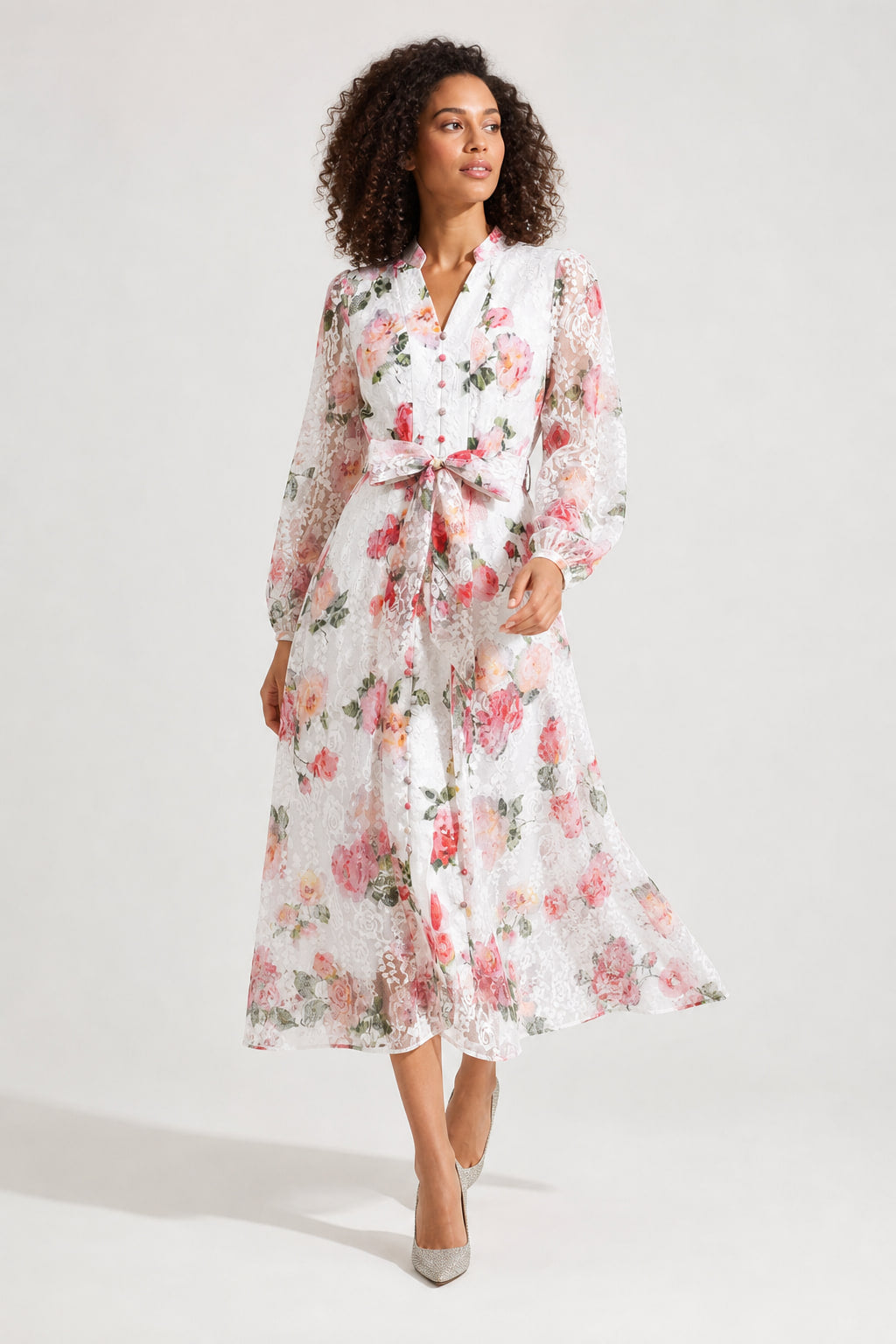 Robe longue en dentelle fleurie en mouvement, tombé de la jupe ligne A