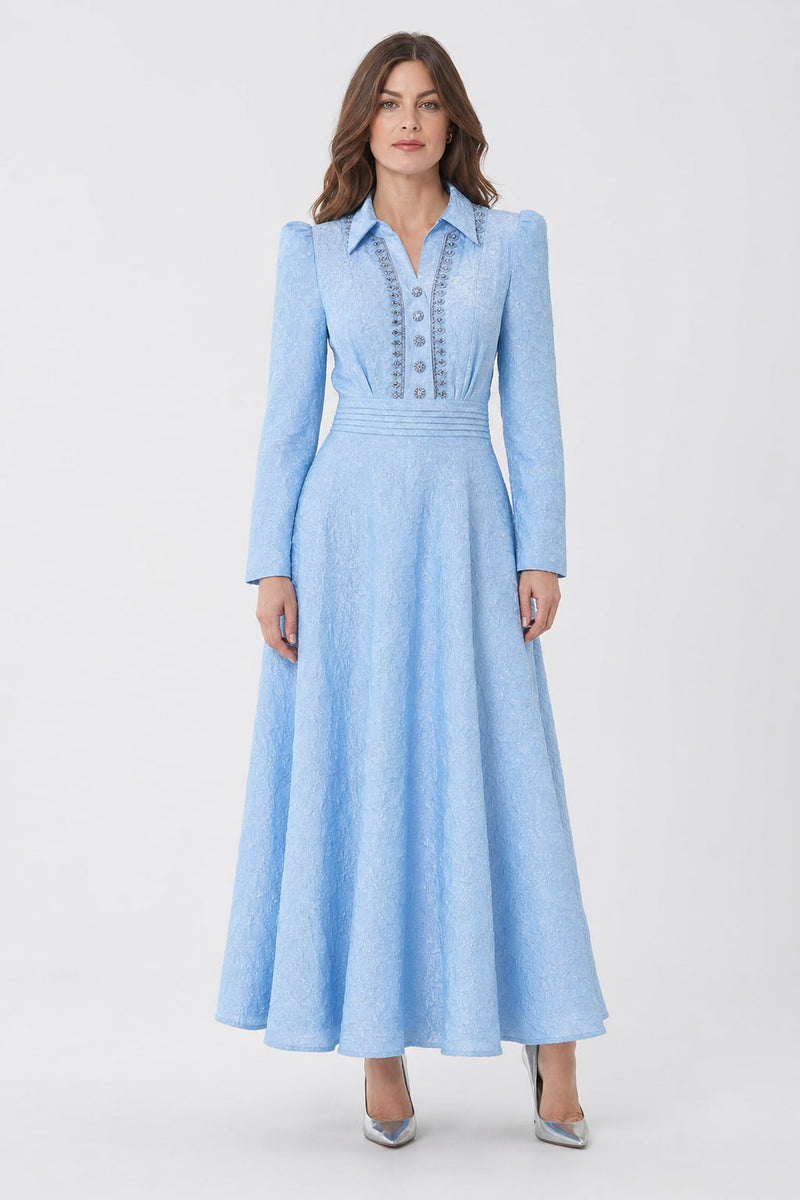 Robe longue en jacquard à col chemise vue de face, taille marquée et jupe évasée