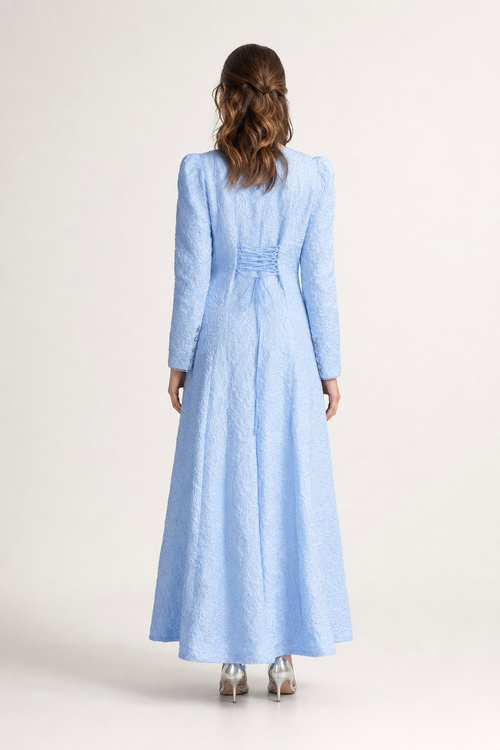 Dos de la robe longue en jacquard, buste ajusté et jupe en A