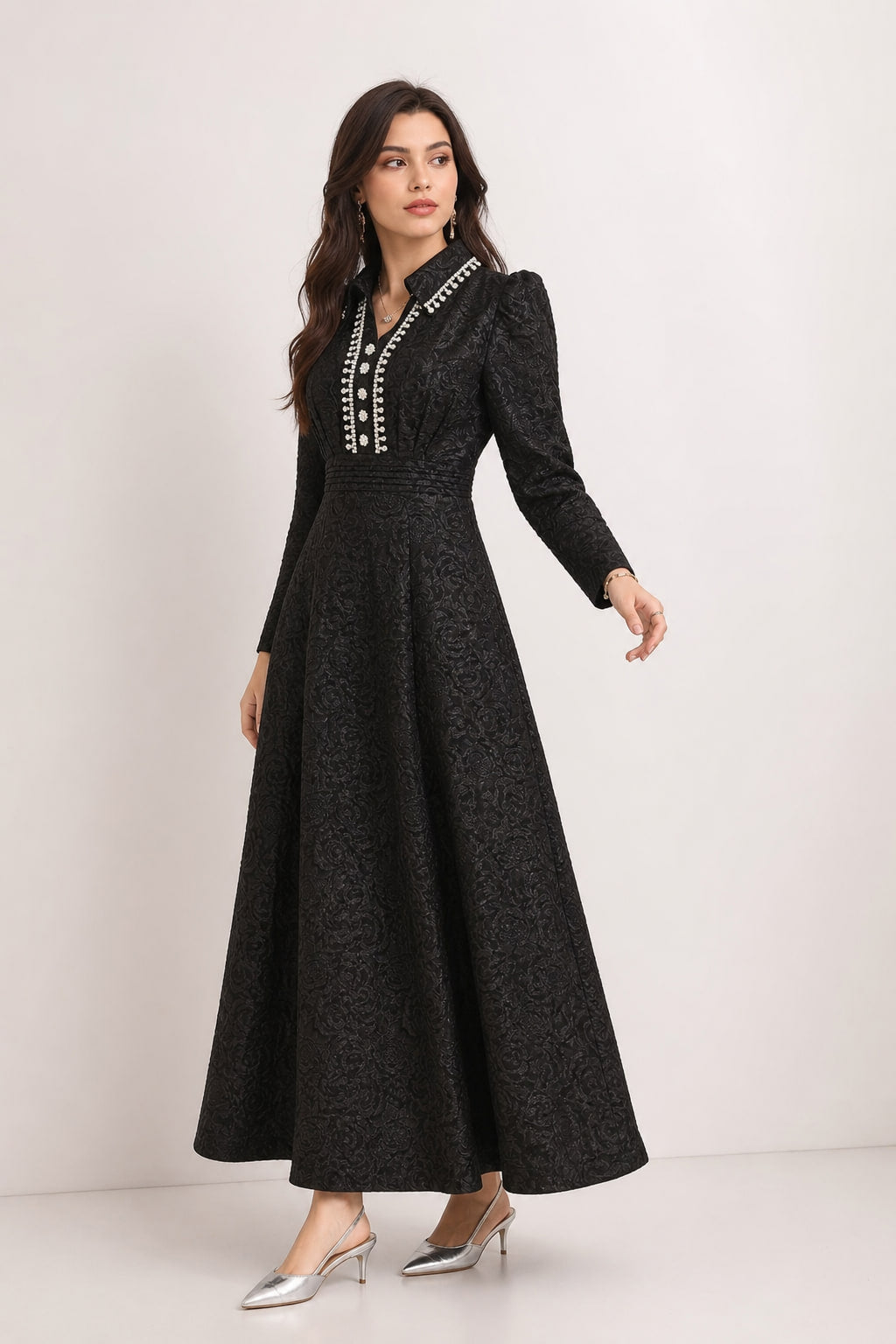 Robe longue jacquard vue de trois-quarts gauche, empiècement de taille plissé