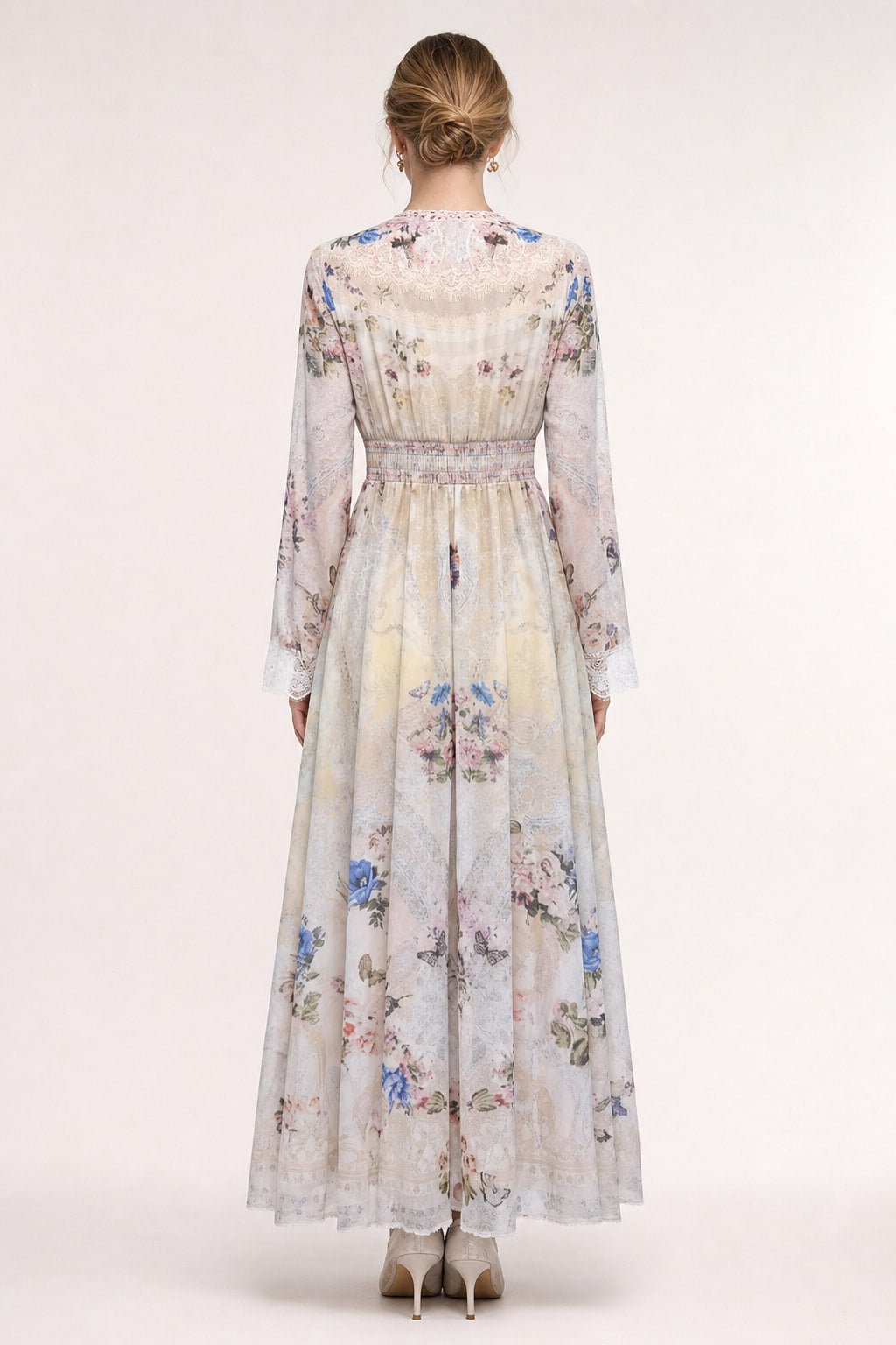 Dos de la robe longue fleurie, taille empire élastiquée