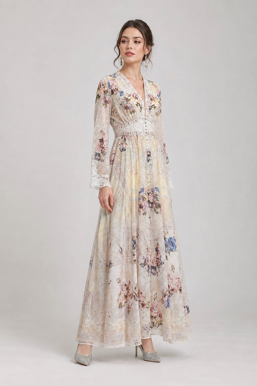 Robe longue fleurie vue de trois-quarts droite, ampleur de la jupe