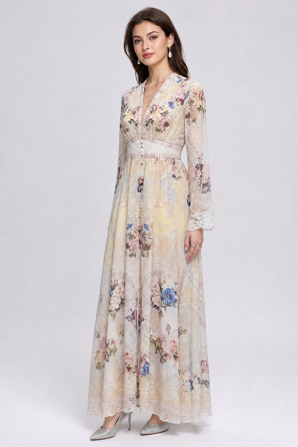 Robe longue fleurie vue de trois-quarts gauche, manches bouffantes et dentelle