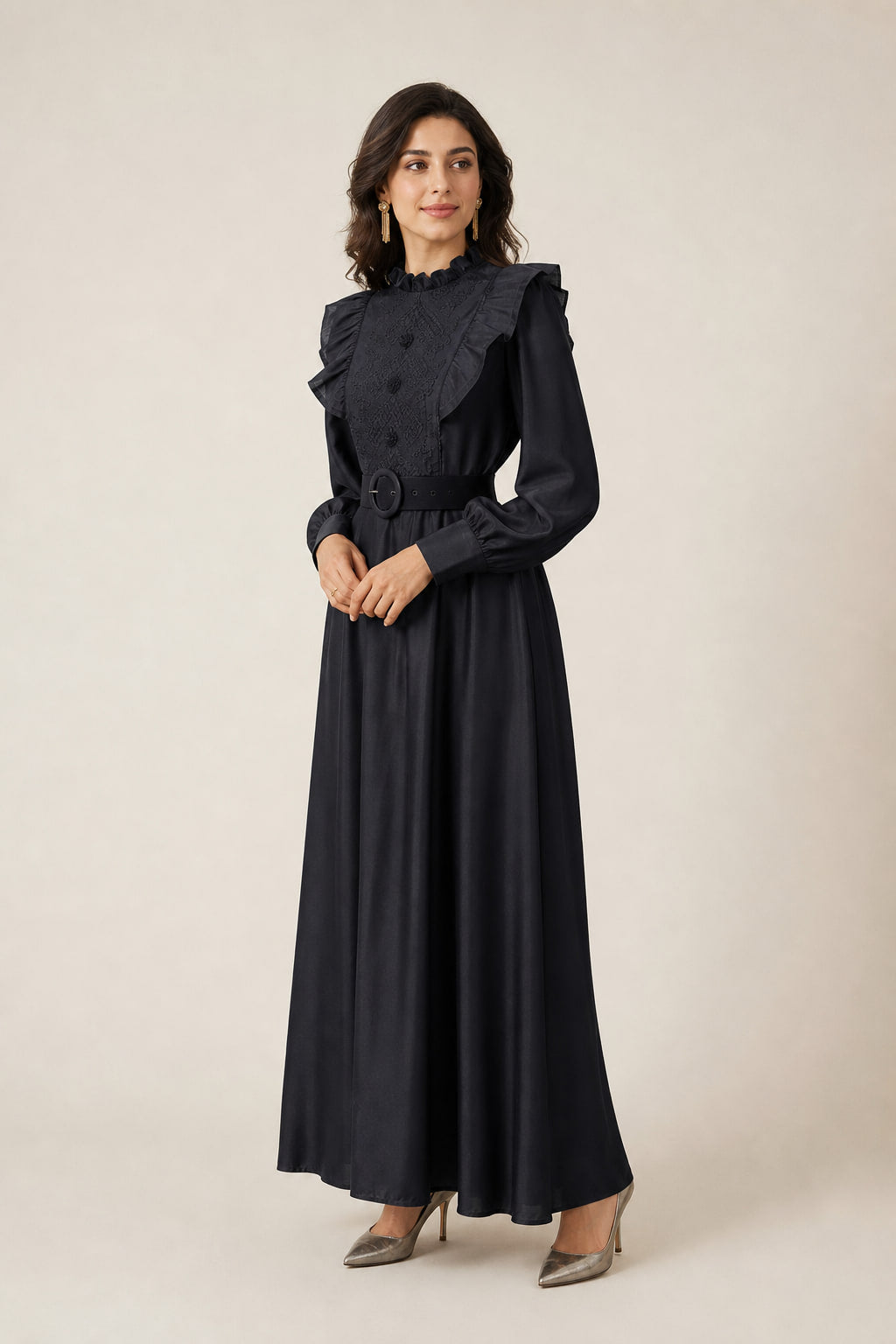 Robe satinée rose vue de trois-quarts droite, ceinture à boucle ronde