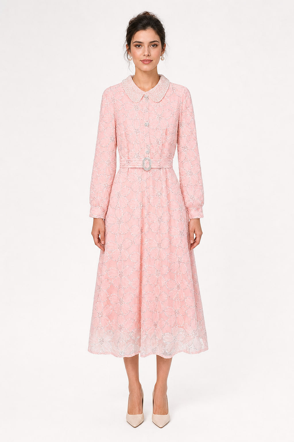 Robe midi en dentelle brodée fleurs vue de face, col claudine perlé et ceinture à boucle ovale