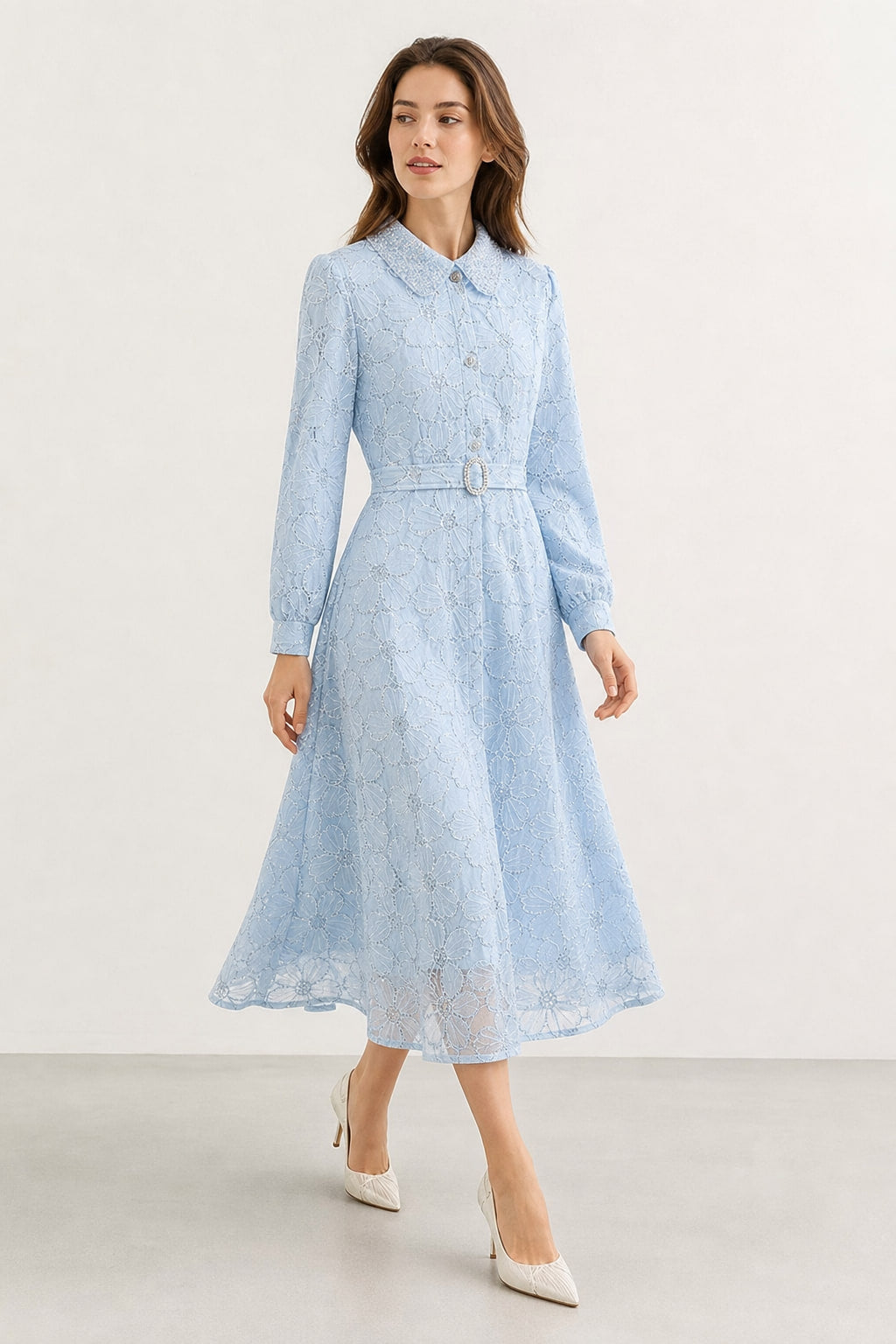 Robe midi en dentelle brodée en mouvement, jupe évasée et ourlet festonné transparent