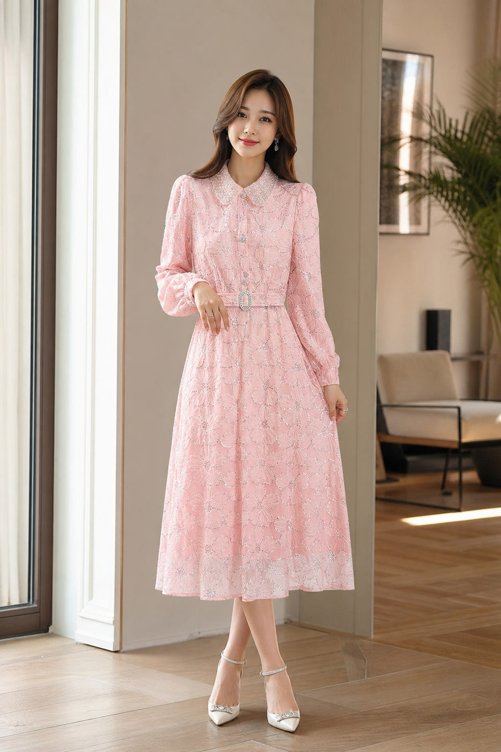 Robe midi en dentelle brodée portée en situation, tenue d'invitée de mariage
