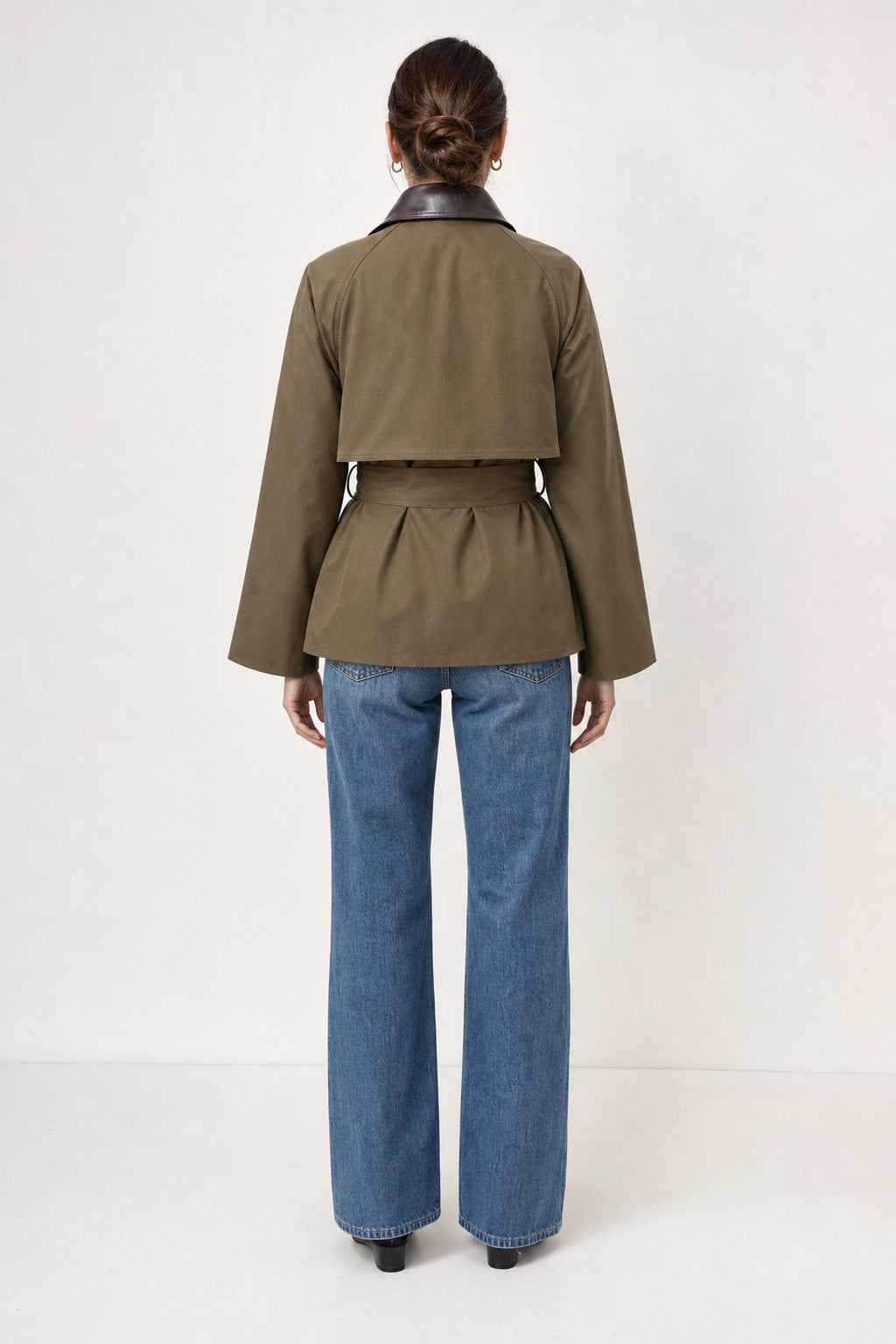 Dos du trench court camel avec empiècement cape et ceinture à passants