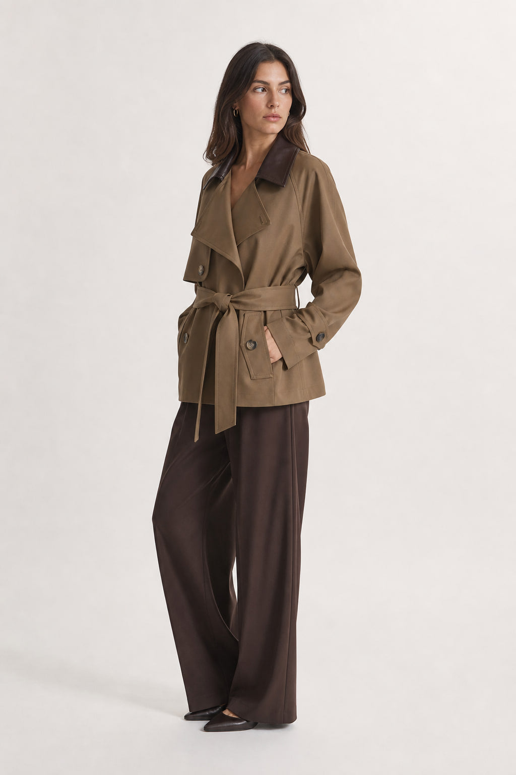 Trench court camel de trois quarts gauche, épaules tombantes et manches larges