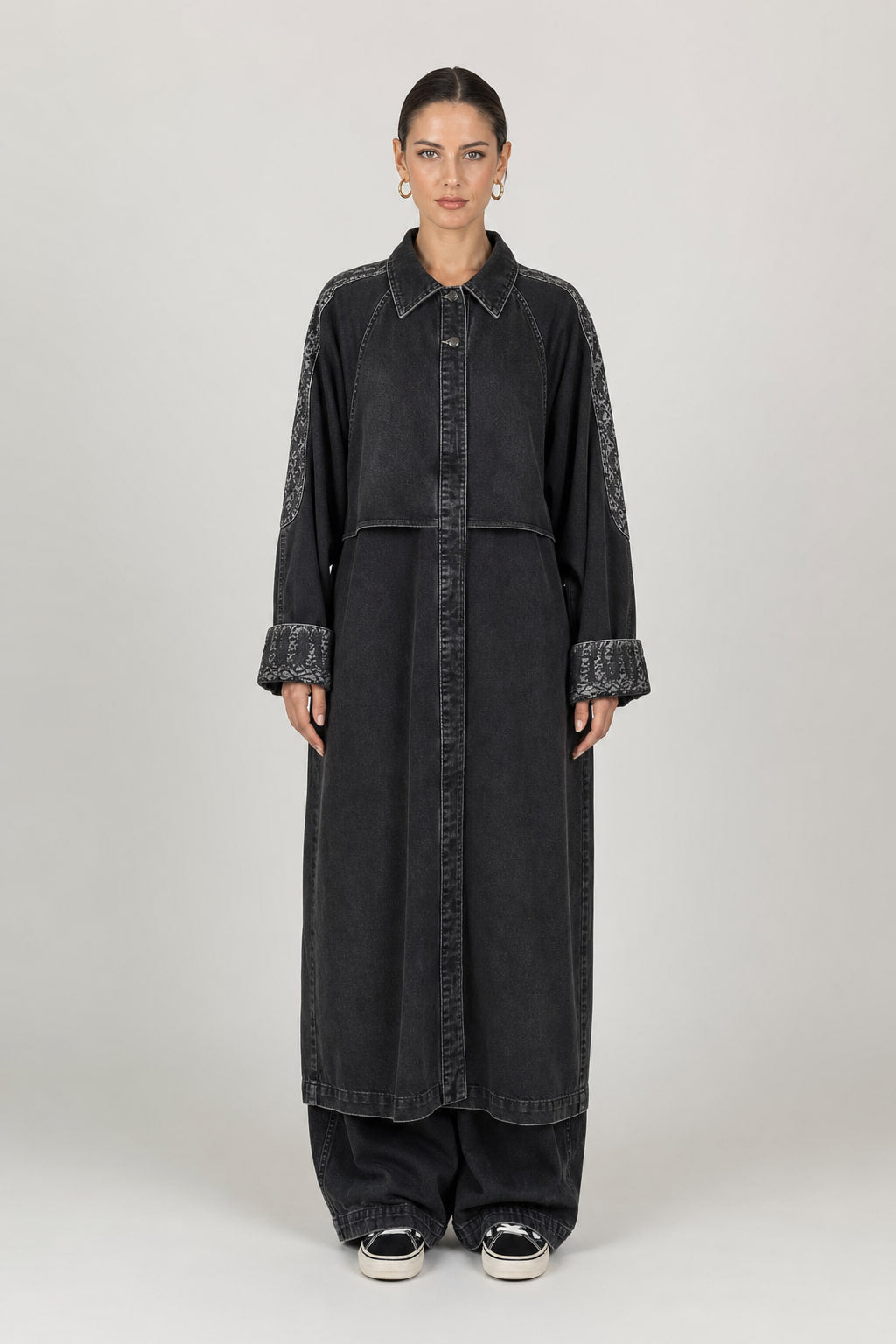 Trench long oversize en denim noir délavé porté ouvert, vue de face, col tailleur cranté
