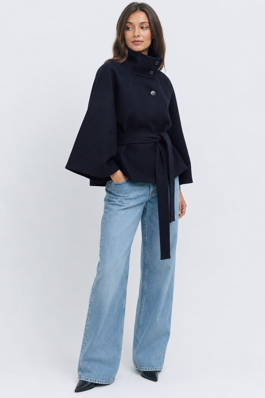 Veste cape bleu marine vue de trois-quarts, boutonnage asymétrique en biais et col montant