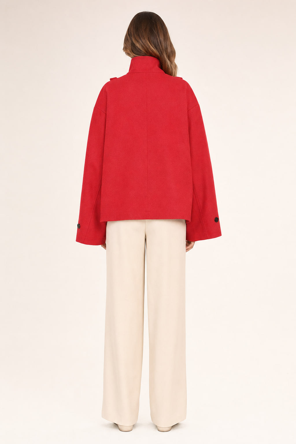 Dos lisse de la veste courte rouge, empiècement horizontal et manches longues, vue arrière