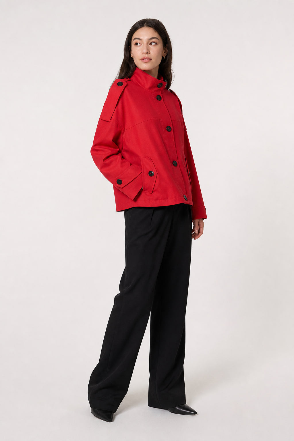 Veste courte rouge vue de trois-quarts gauche, patte d'épaule boutonnée et poignet large