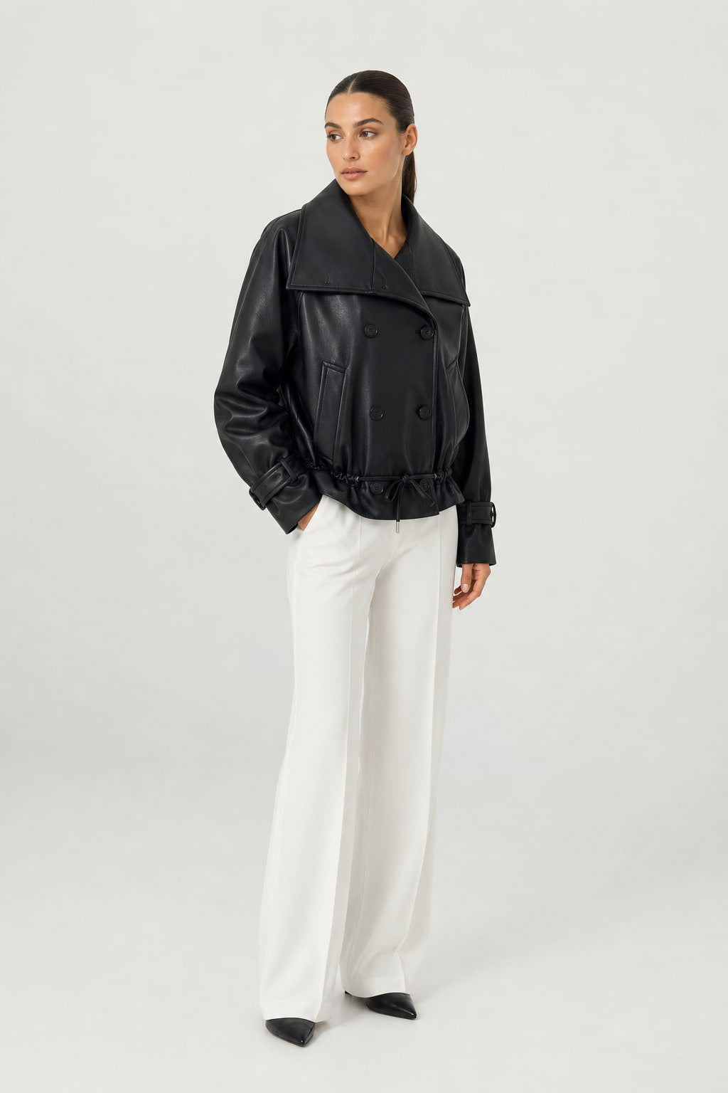 Veste en cuir noir de trois-quarts droite, volume des épaules tombantes