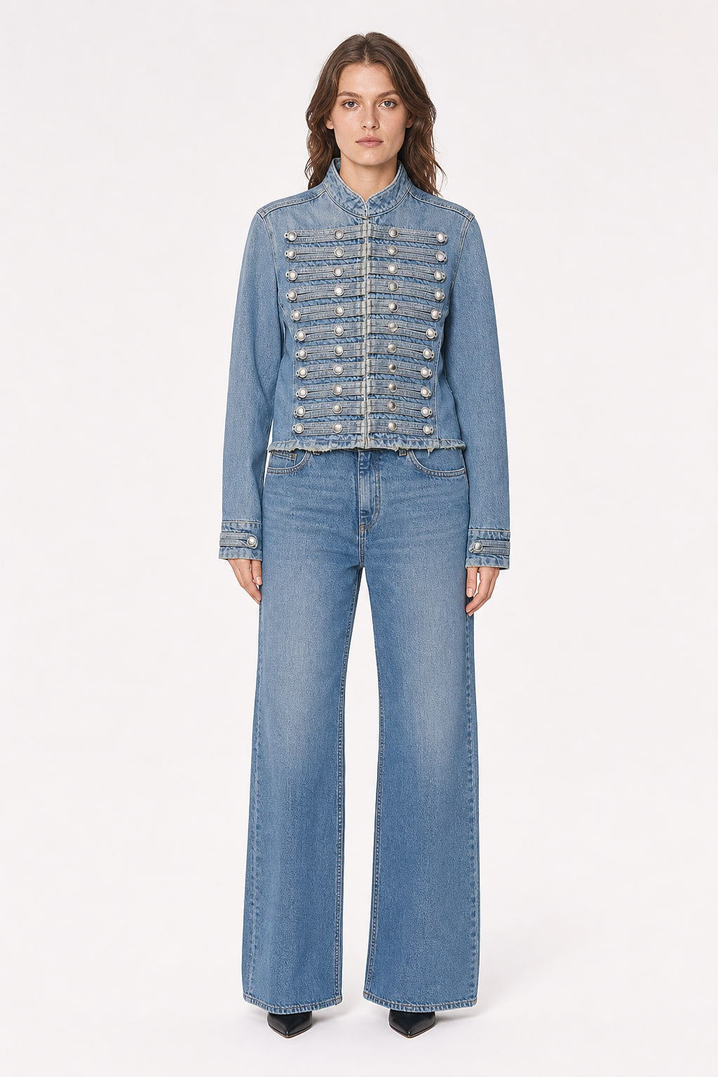 Veste courte en denim blanc vue de face, col officier et double rangée de boutons argentés