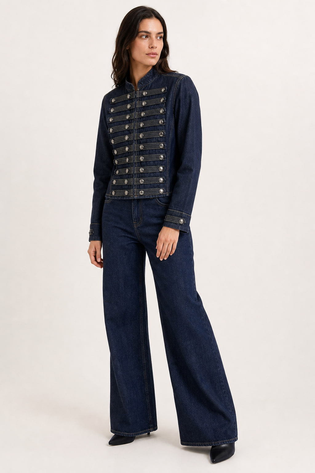 Veste en denim blanc vue de trois-quarts droite, manche ajustée et poignet boutonné