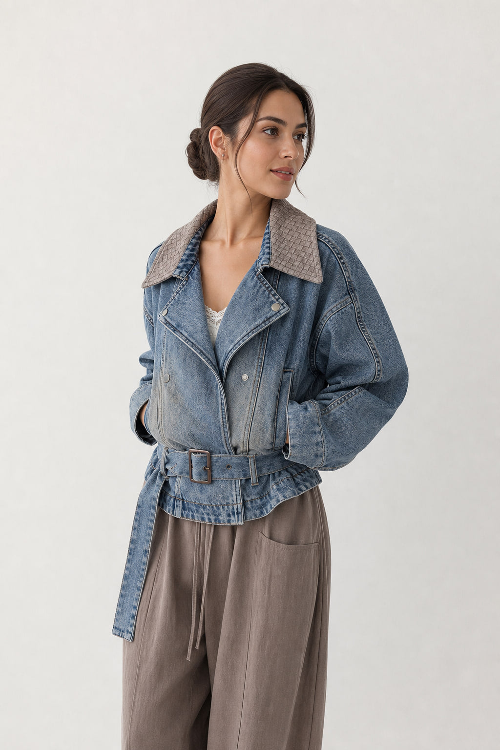 Veste en jean ceinturée vue de trois-quarts droite, manches amples