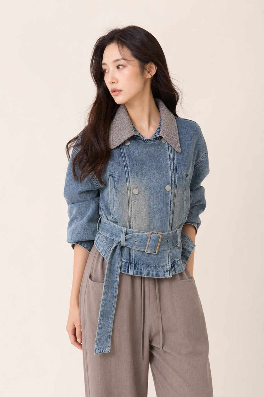 Veste en denim col tressé vue de trois-quarts gauche, poignets boutonnés