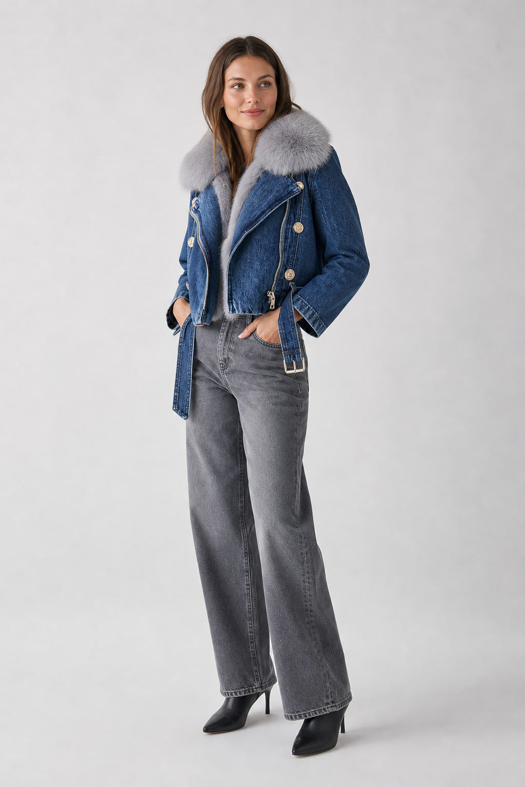 Veste en jean bleu, trois-quarts gauche, poignets bordés de fourrure et boutons dorés
