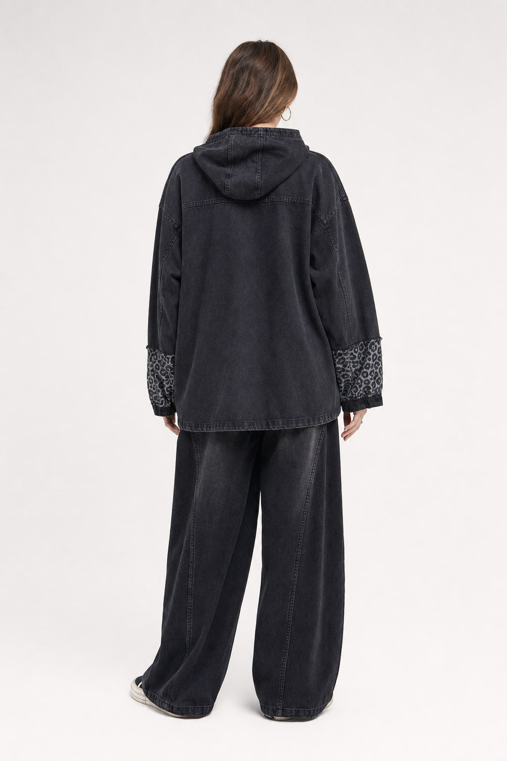 Dos de la veste en denim avec délavage dégradé et surpiqûres apparentes