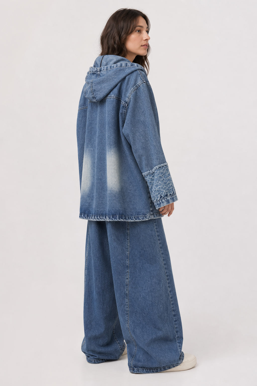 Veste en denim vue de trois-quarts droite, manches larges et poignets boutonnés