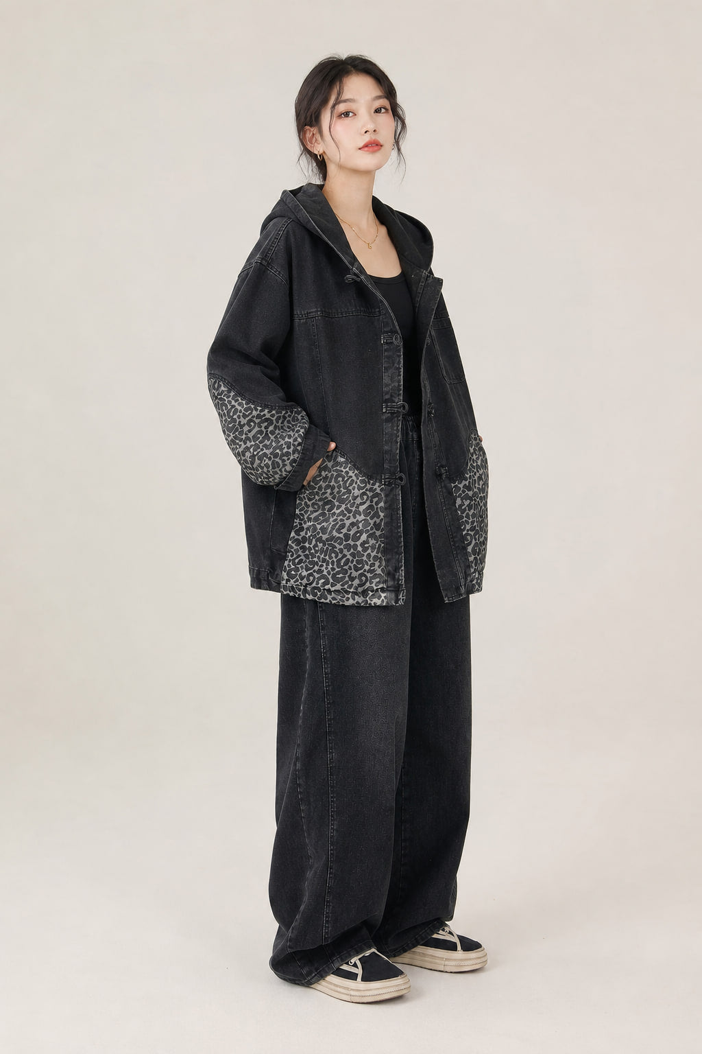 Veste en denim vue de trois-quarts gauche, poches plaquées en tissu imprimé contrastant