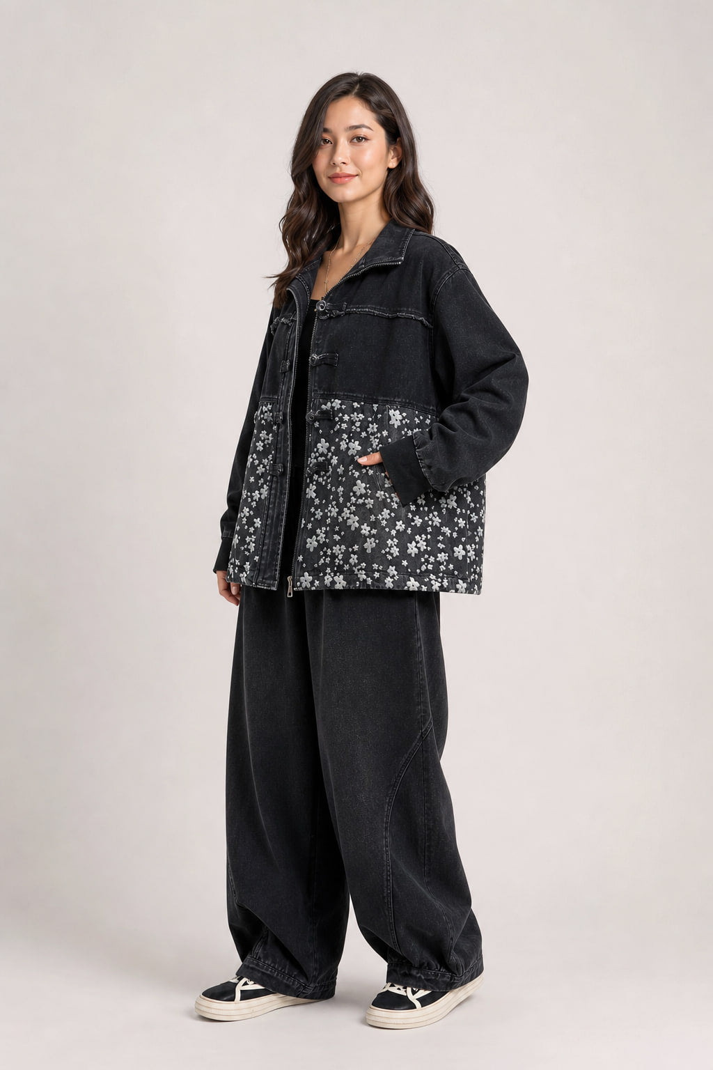 Veste en denim noir oversize vue de trois-quarts droite
