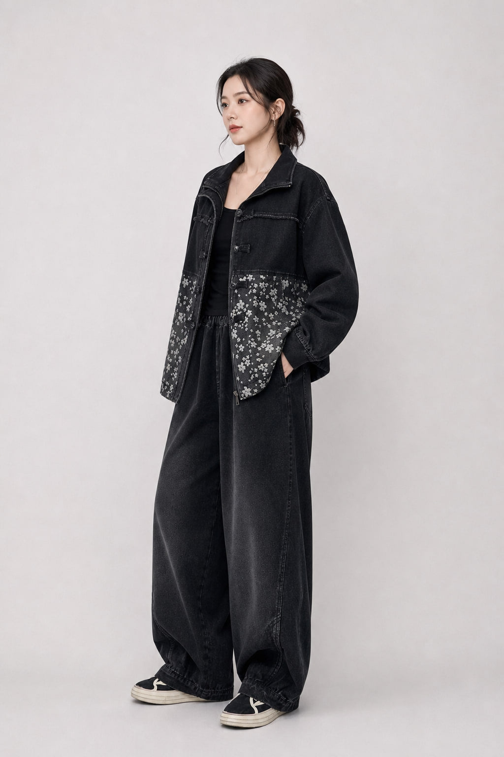 Veste en denim noir, trois-quarts gauche, poches plaquées visibles