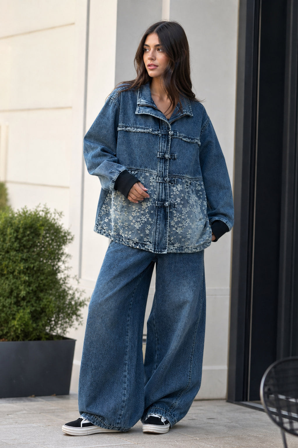 Veste en denim bleu à empiècement fleuri portée en situation, tenue décontractée